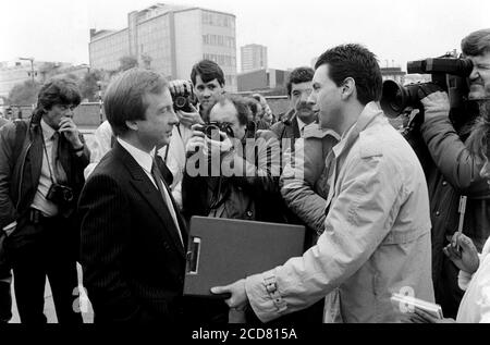 BBC Strike and NUJ and BETA picket at BBC Television Centre, Wood Lane, Shepherd’s Bush. London. 24 April 1989. Photo: Neil Turner Stock Photo