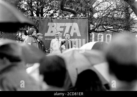 BBC Strike and NUJ and BETA picket at BBC Television Centre, Wood Lane, Shepherd’s Bush. London. 24 April 1989. Photo: Neil Turner Stock Photo