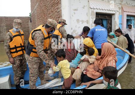 Hyderabad, Pakistan. 27th Aug, 2020. Pakistan army are rescuing flood affected families and move them to a safe place by there boat at Maher Ali colony (Photo by Jan Ali Laghari/Pacific Press/Sipa USA) Credit: Sipa USA/Alamy Live News Stock Photo