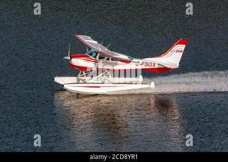 Canada, Province of Quebec, Mauricie Region, Hydravion Aventure, Cessna 206 Seaplane Flight Over Lakes and Forests, Landing on a lake Stock Photo