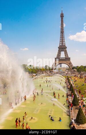 France, Paris, area listed as World Heritage by UNESCO, the Trocadero gardens in front of the Eiffel Tower, during the hot weather, bathing and water cannon Stock Photo