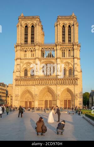 France, Paris, UNESCO World Heritage Site, Chinese newlyweds in photo session in front of the Notre-Dame de Paris cathedral Stock Photo