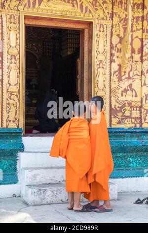 Laos, Luang Prabang, Vat Xieng Thong, monks Stock Photo