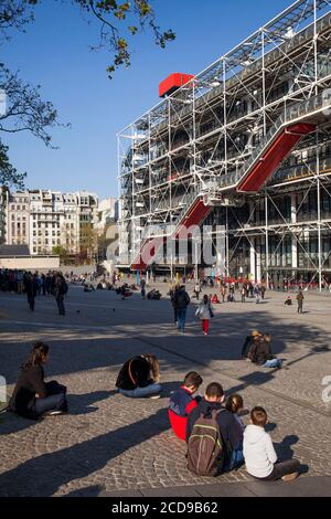 France, Paris, Les Halles district, Pompidou Center or Beaubourg, architects Renzo Piano, Richard Rogers and Gianfranco Franchini Stock Photo