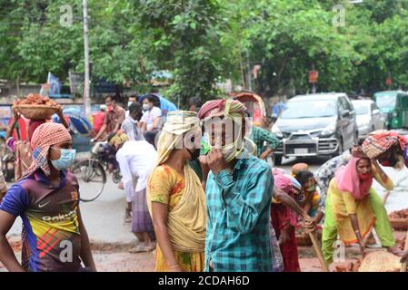 Daily Labors wearing facemask works at a road construction site during the coronavirus outbreak in Dhaka, Bangladesh, on June 13, 2020 Stock Photo