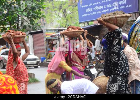 Daily Labors wearing facemask works at a road construction site during the coronavirus outbreak in Dhaka, Bangladesh, on June 13, 2020 Stock Photo