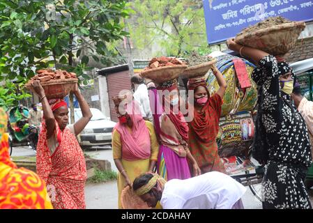 Daily Labors wearing facemask works at a road construction site during the coronavirus outbreak in Dhaka, Bangladesh, on June 13, 2020 Stock Photo