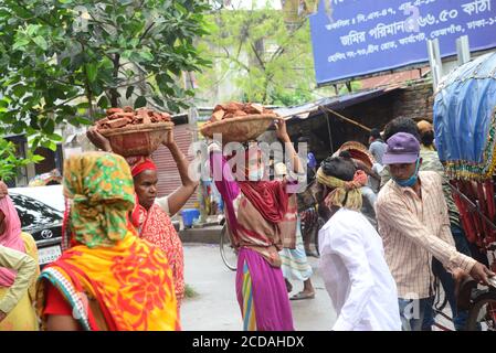 Daily Labors wearing facemask works at a road construction site during the coronavirus outbreak in Dhaka, Bangladesh, on June 13, 2020 Stock Photo