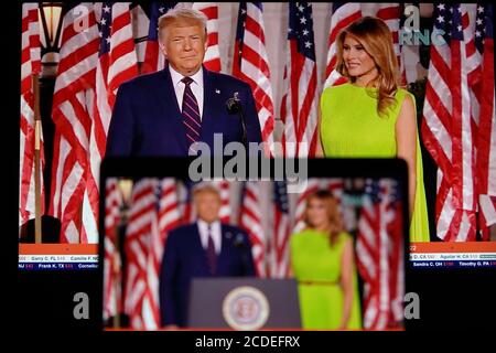 Washington, USA. 28th Aug, 2020. Photo taken in Arlington, Virginia, the United States, on Aug. 27, 2020 shows screens displaying U.S. President Donald Trump and U.S. first lady Melania Trump arriving on stage for the 2020 Republican National Convention. Trump accepted the Republican Party's nomination for reelection in a speech from the White House South Lawn on Thursday night. Credit: Liu Jie/Xinhua/Alamy Live News Stock Photo