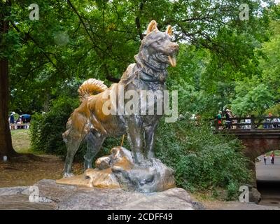 The bronze statue of sled dog Balto by Frederick Roth, Central Park, Manhattan, New York City, New York, USA Stock Photo