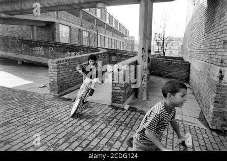 Angell Town Estate and Brixton town centre for a story about capping poll tax rates in the London Borough of Lambeth. 19 February 1991. Photo: Neil Turner Stock Photo