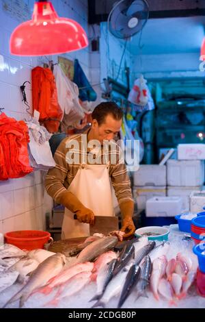 Eastern Hong Kong, Hong Kong Island, Hong Kong, China, Asia - Fresh fish shop on the markets of Chun Yeung Street at North Point di Stock Photo