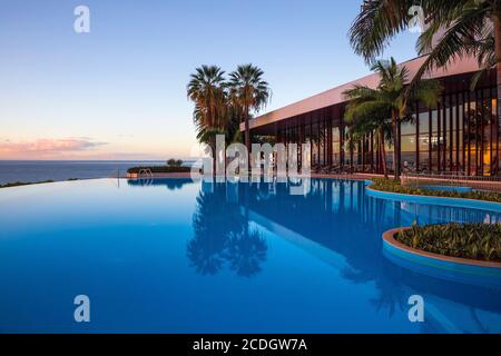 Portugal, Madeira, Funchal, Infinity pool at Pestana Casino Hotel Stock Photo