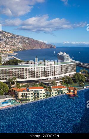 Portugal, Madeira, Funchal, Rooftop infinity pool of new Royal Savoy Hotel Stock Photo