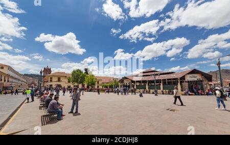 Cusco, Peru - october 08, 2018: View of people walking in the streets of the historic center of the city of Cusco, near the Church  and the market of Stock Photo