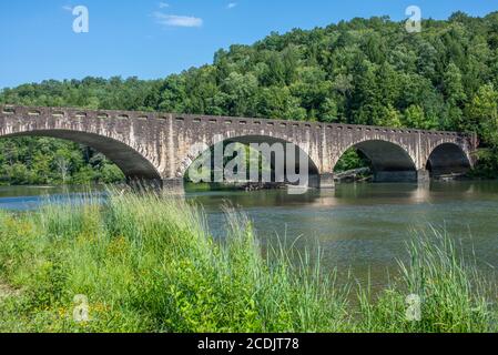 Historic Gatliff bridge, a stone covered concrete arch bridge over t he Cumberland River above the falls. Stock Photo