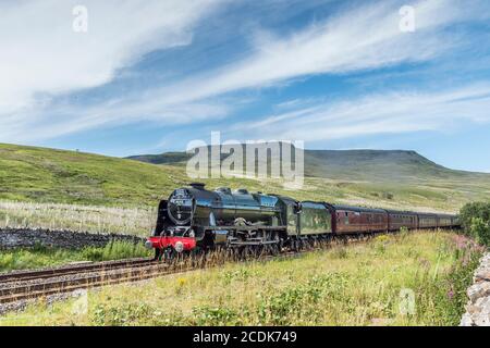 This is the LMS Royal Scot Class 7P 4-6-0 46115 Scots Guardsman passenger steam train approaching Aisgill summit on the Settle to Carlisle Line Stock Photo