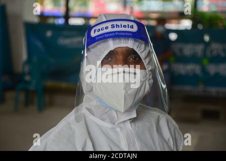 A Health worker wearing protective suits at Mugda Medical College and Hospital, amid the coronavirus pandemic in Dhaka, Bangladesh, on August 29, 2020 Stock Photo