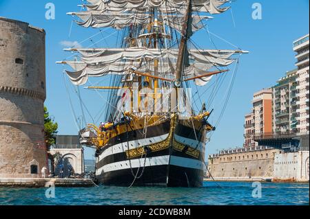 The training ship of the Italian Navy 'AMERIGO VESPUCCI' in the harbour of Taranto, Italy Stock Photo