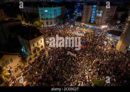 JERUSALEM, ISRAEL - AUGUST 29: Crowds of protesters gather during a mass demonstration attended by over 25000 people as part of ongoing demonstrations against Prime Minister Benjamin Netanyahu over his indictment on corruption charges and handling of the coronavirus pandemic near the Prime Minister's official residence on August 29, 2020 in Jerusalem, Israel. A wave of anti-Netanyahu protests has swept Israel over the summer, with the largest weekly demonstration taking place every Saturday night in Jerusalem. Stock Photo