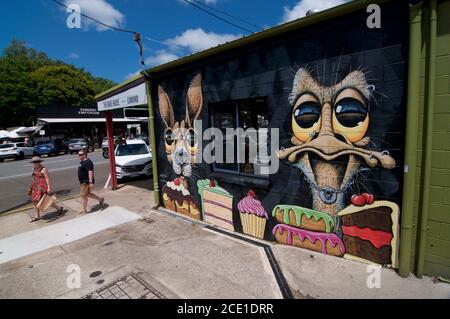 Eumundi, Queensland, Australia - 1st February 2020 : Beautiful colorful mural representing a Kangaroo and an Emu on a building wall in the famous town Stock Photo