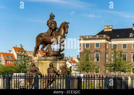 Reiterstandbild von König Christian V auf dem Platz Kongens Nytorv Platz, Kopenhagen, Dänemark, Europa |  The equestrian statue of Christian V on Nyto Stock Photo