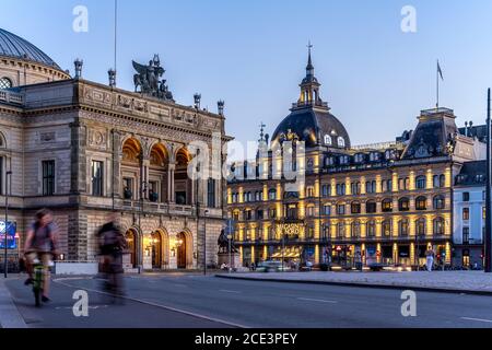 Det Kongelige Teater Königlich Dänisches Theater und das  Kaufhaus Magasin du Nord am Platz Nytorv in der Abenddämmerung, Kopenhagen, Dänemark, Europa Stock Photo