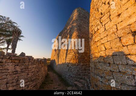 Great Zimbabwe ruins, great wall and entrance of  'the Great Enclosure', ancient capital of Bantu civilization, Masvingo Province, Zimbabwe, Africa Stock Photo