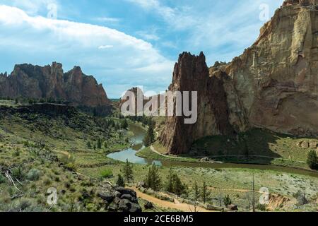 The Crooked River flowing through the rock formations at Smith Rock State Park, Oregon, USA Stock Photo