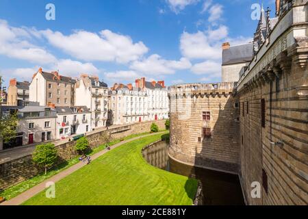 Nantes (north-western France): buildings and houses surrounding the Castle of the Dukes of Brittany Lawns and moats of the castle and building facades Stock Photo