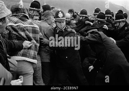 Striking coal miners struggle with police while picketing Port Talbot Steelworks, South Wales, 1984 Stock Photo