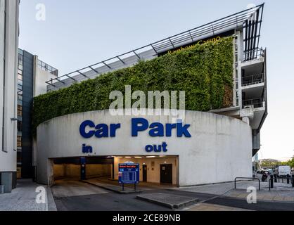 A green wall of ivy covers one side of a multistorey car park in Bristol's regenerated Harbourside neighbourhood. Stock Photo