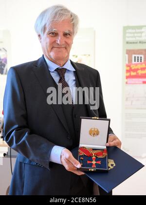 31 August 2020, Brandenburg, Potsdam: Julius Schoeps, founding director of the Moses Mendelssohn Center for European Jewish Studies (MMZ), is delighted with the Grand Cross of Merit of the Order of Merit presented by the Prime Minister of Brandenburg. The historian and political scientist receives the award from the German President for his commitment to tolerance and peaceful coexistence between cultures and religions. Schoeps was, among other things, the initiator of the Jewish Studies program at the University of Potsdam, which was established in 1994/1995. Photo: Soeren Stache/dpa/ZB Stock Photo