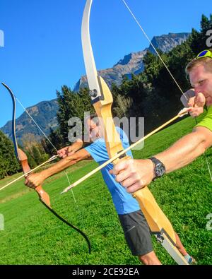 Teambuilding-Event -  Bogenschießen Stock Photo