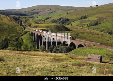 37521 / D6817 passes over Arten Gill Viaduct on the Settle & Carlisle Railway. Stock Photo