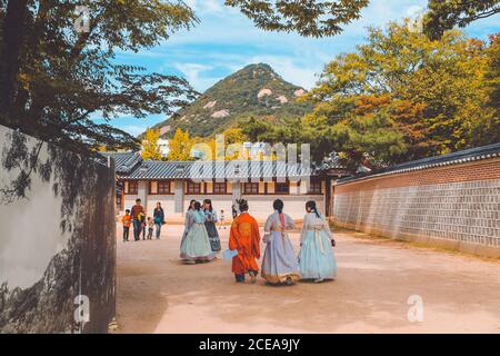 Women in traditional hanbok dress in Seoul Stock Photo