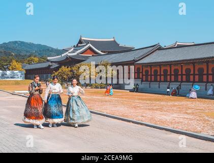 Women dressed in traditional Korean hanbok at Seoul temple Stock Photo