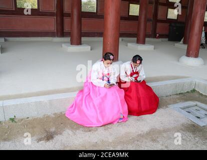 Women dressed in traditional Korean hanbok at Seoul temple Stock Photo