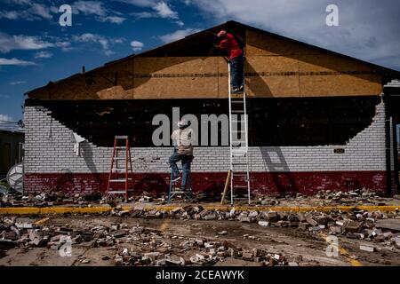 Lake Carles, Louisiana, USA. 29th Aug, 2020. People fix damaged wall after Hurricane Laura passed through in Lake Charles, Louisiana on Saturday August 29, 2020 .Go Nakamura/Zuma Press Credit: Go Nakamura/ZUMA Wire/Alamy Live News Stock Photo