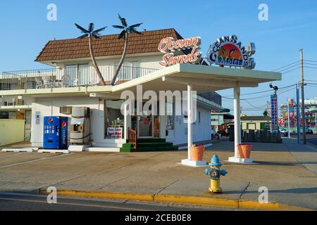 WILDWOOD, NJ -21 JUL 2020- View of a Doo Wop style motel located in the Wildwoods Shore Resort Historic District in New Jersey, United States. Stock Photo