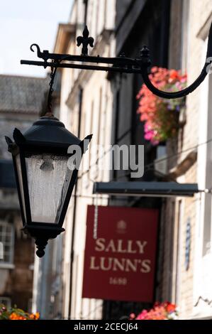 A Victorian street lamp next to the oldest house and bakery in Bath - AD 1482. The bakery famous resident is Sally Lunn who lived here in 1680.The bak Stock Photo