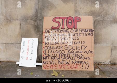 Protest signs left at the cenotaph, Anti-Lockdown demonstration, Whitehall, London, 29 August 2020 Stock Photo