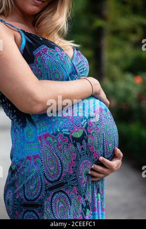 Pregnant woman holding belly in heart shape Stock Photo - Alamy