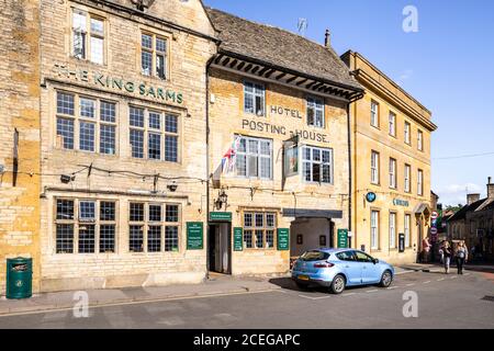 The 16th century Kings Arms Hotel and Posting House in the square in the Cotswold market town of Stow on the Wold, Gloucestershire UK Stock Photo