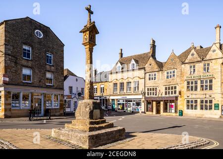 The  cross in the square in the Cotswold market town of Stow on the Wold, Gloucestershire UK Stock Photo