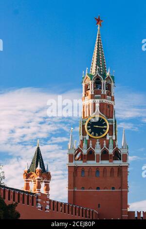 The famous Spasskaya tower of Moscow Kremlin, Russia. Spasskaya tower on the blue sky background. Ancient Kremlin is the main landmark of Moscow. Beau Stock Photo