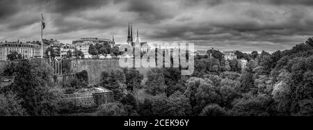 Black and White Panorama of Vallé de la Pétrusse (Petrusse Park) viewed from the Adolphe Bridge in the city of Luxumbourg Stock Photo