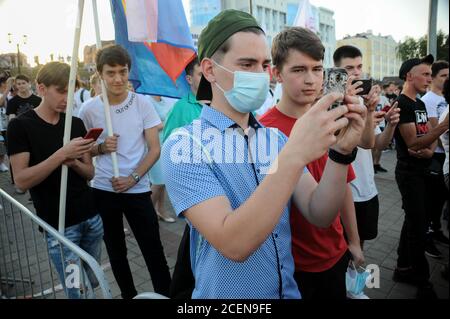 Tambov, Russia. 01st Sep, 2020. Student wearing a medical face mask as a precaution during the celebration.A "Freshman day" was organized at the Music Square where a school line-up was held for students of grades 1 and 11 and students trained about compliance with all sanitary and epidemiological rules during the celebration. A new school year for schoolchildren and students has begun in Russia. Credit: SOPA Images Limited/Ģ����ý Live News Stock Photo