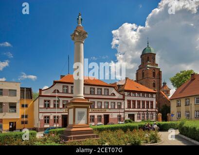 Holy Mary column and Ratusz (Town Hall) in Żmigród, Lower Silesia region, Poland Stock Photo