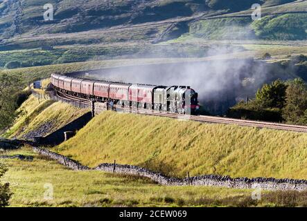 Steam loco 'Scots Guardsman' crosses Ribblehead Viaduct with 'The Dalesman' train on the Settle-Carlisle railway, Yorkshire Dales National Park, UK. Stock Photo